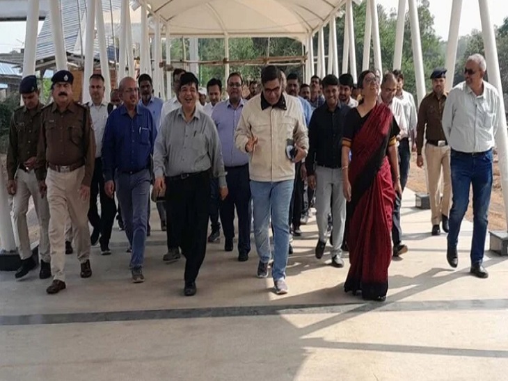 पावर हाउस रेलवे स्टेशन का निरीक्षण करती रेलवे की जीएम नीनु इटियेरा और स्टाफ। - Dainik Bhaskar