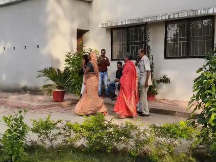 बलरामपुर थाने में बिलखते परिजन