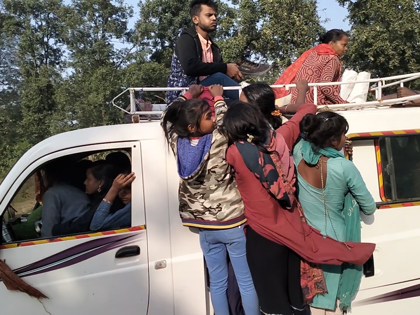 जान जोखिम में डालकर लोग कर रहे यात्रा।