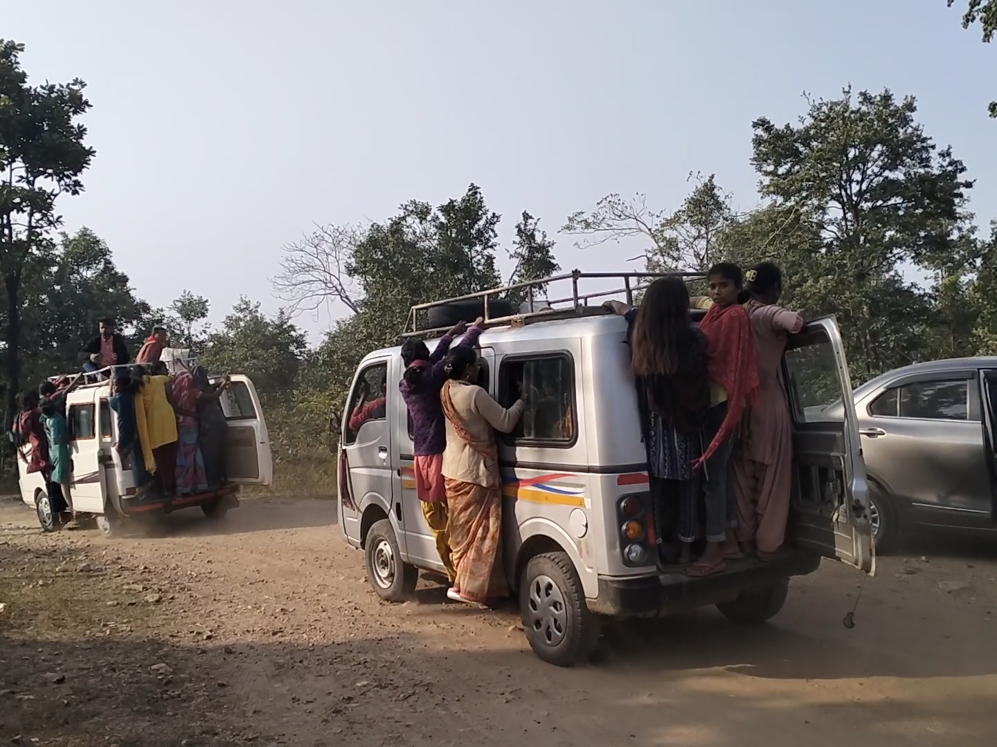 इस तरह वाहनों ठूंस कर लोगों को लाया जा रहा हैञ