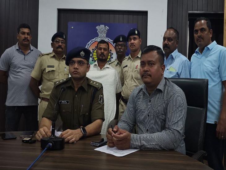 सीएसपी चिराग जैन मामले की जानकारी देते हुए