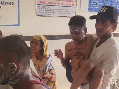 स्थानीय लोग भी मदद को उतर आए। घायलों को गोद में उठाकर अस्पताल लाए।