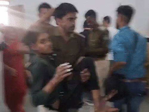 पुलिसकर्मी बच्चों को गोदी में उठाकर अस्पताल लाए।
