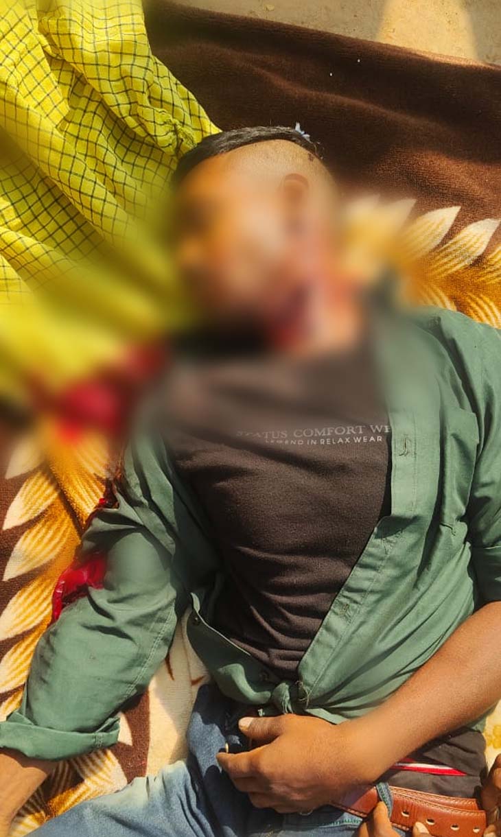 हत्यारे ने टांगी से गले पर जबरदस्त वार कर मौके से फरार हुआ