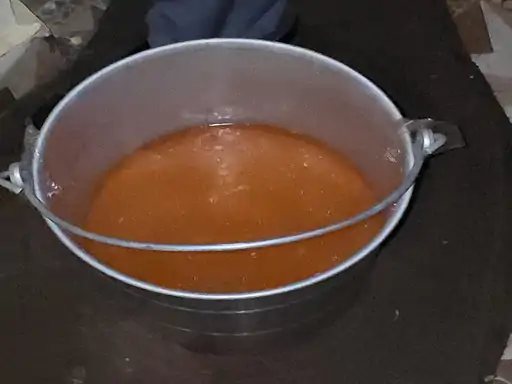 शनिवार की रात कुएं से निकाले गए पेट्रोल की तस्वीर।