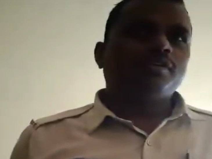 प्रधान आरक्षक अनिल साहू की तस्वीर। इसी को लाइन अटैच किया गया है।