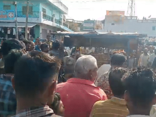 बस-स्टैंड पर पेटीज ठेले पर रखे सिलेंडर में ब्लास्ट हुआ। पुलिस को अस्पताल लेकर पहुंची।