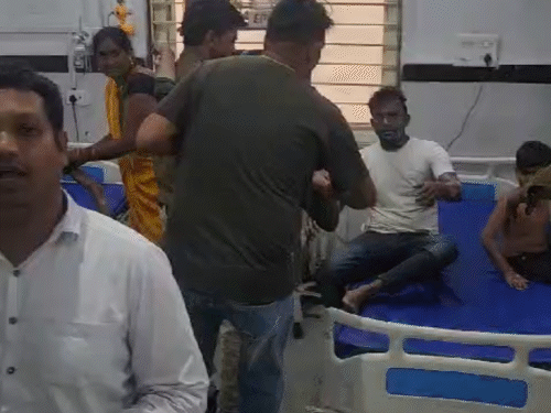 एक साथ इतने घायल आए कि अस्पताल में एक ही बेड पर दो-तीन लोगों को बैठाना पड़ा।