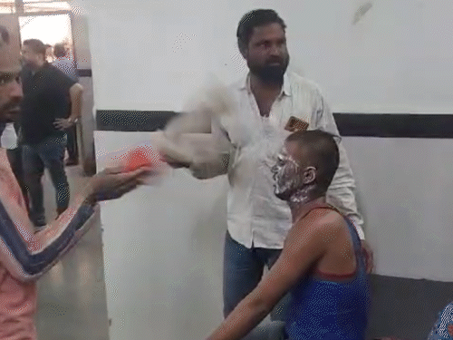 आग से युवक बुरी तरह झुलस गया था। उसे अस्पताल लाया गया। परिजन टावेल से हवा करते हुए।
