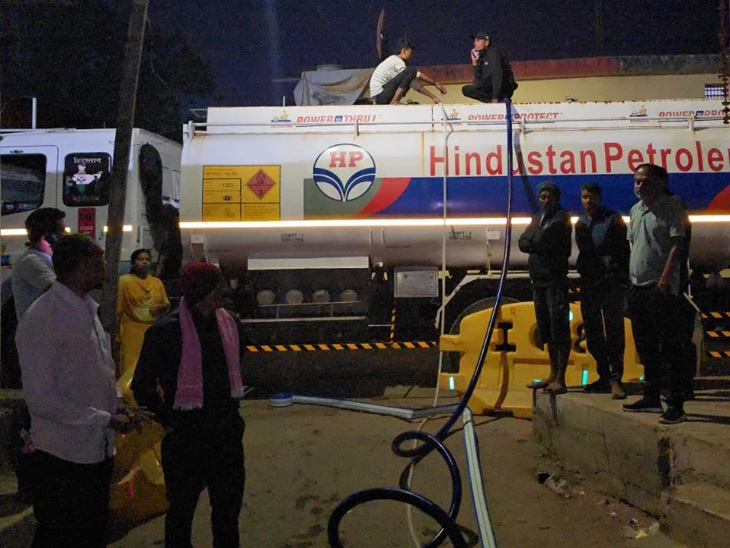 मोटर के माध्यम से पानी निकालकर टैंकर में लेकर जा रहे।