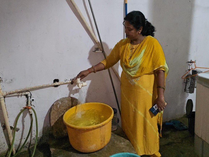 ममता दुबे ने कहा कि अब उनके घर में स्थित बोर के पानी में भी बहुत अधिक पेट्रोल की गंध आ रही है।