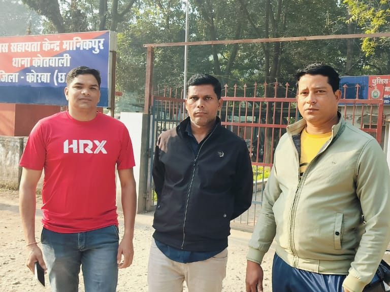 पुलिस ने आरोपी(बीच में) को किया गिरफ्तार।