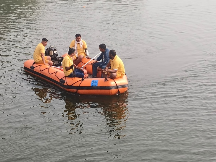 सिविल डिफेंस की टीम पांचना नदी में युवक की तलाश कर रही है। - Dainik Bhaskar