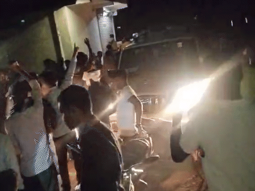 पुलिस के सामने हंगामा करते लोग। - Dainik Bhaskar
