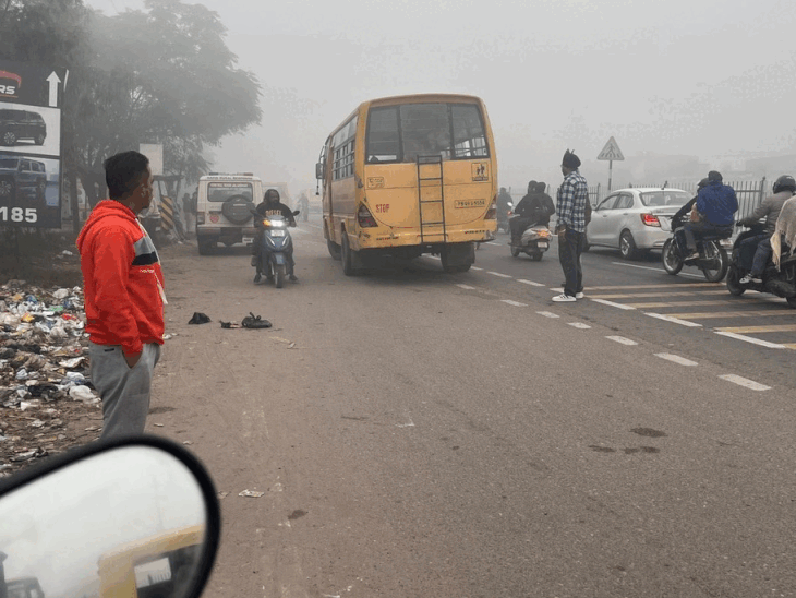 दोनों हादसों में क्षतिग्रस्त हुए वाहन। - Dainik Bhaskar