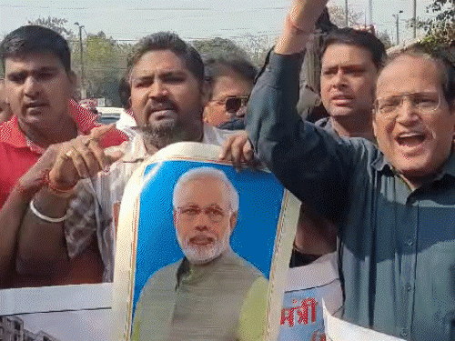भोपाल में निगम के हाउसिंग फोर ऑल प्रोजेक्ट में हो रही लेटलतीफी के विरोध में लोगों ने निगम ऑफिस का घेराव किया। - Dainik Bhaskar