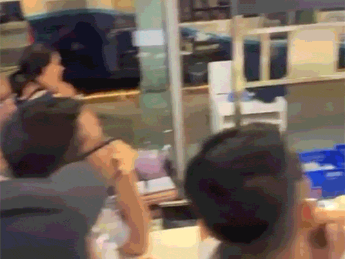 फुकेत एयरपोर्ट की यह फोटो वायरल हो रही है। यात्री एयरपोर्ट कर्मचारियों से बात करते।