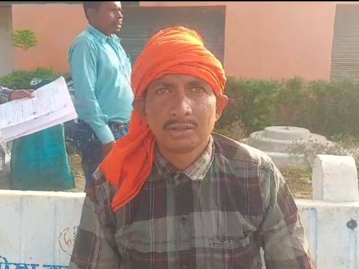शंकर यादव पिछले 20 साल से फाइलेरिया बीमारी (हाथी पांव) से ग्रसित है।