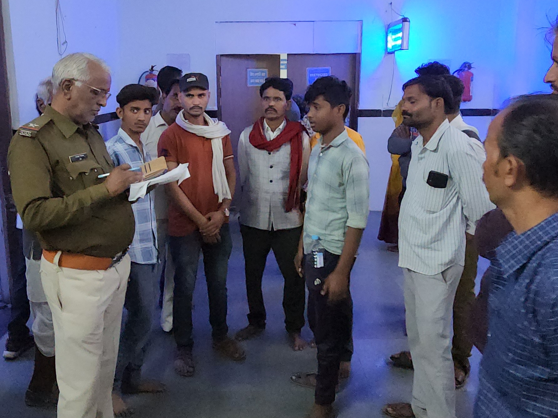 जिला अस्पताल पहुंच परिजन।