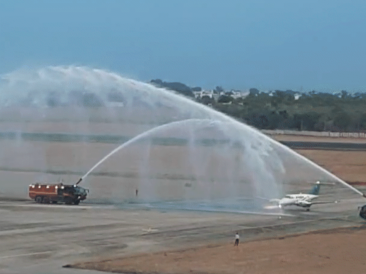 जबलपुर में फ्लाइट पहुंचने पर वॉटर कैनन से वेलकम किया गया था।