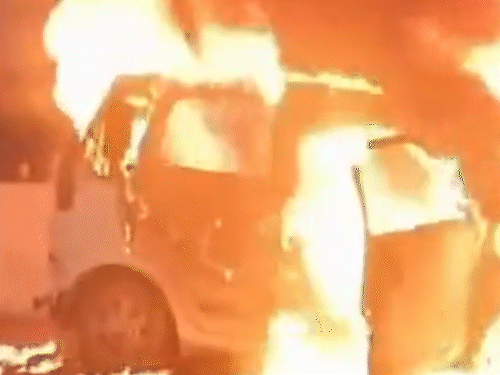A moving car catches fire on the Delhi-Dehradun Expressway in Meerut