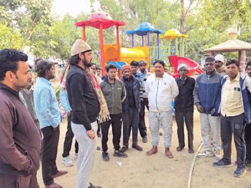 गोहाना अस्पताल में शव के पोस्टमॉर्टम के लिए पहुंचे परिजन व अन्य।