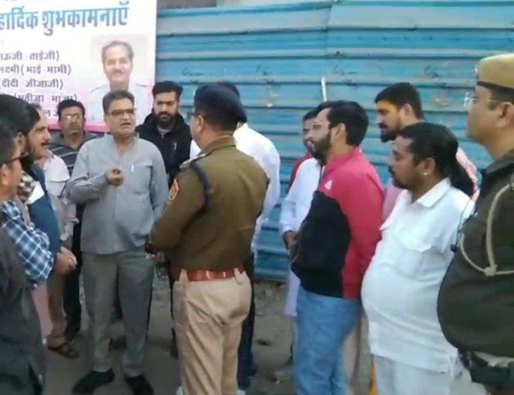 सूरजपोल चौराहे पर एकत्रित हुए लोगों से समझाइश करते सीओ सिटी देरावरसिंह।