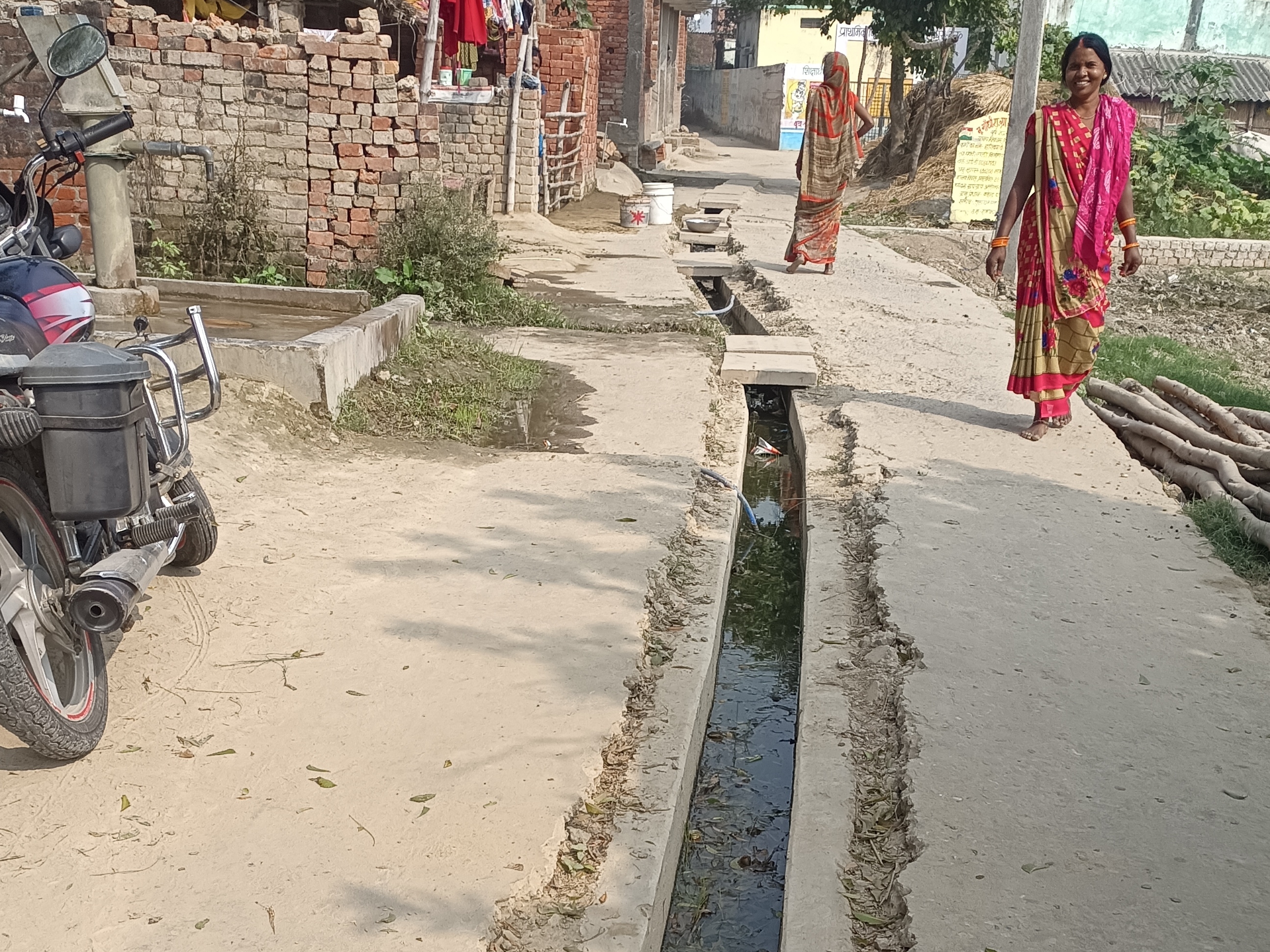 Villagers troubled by open drain in Ranipur | रानीपुर में खुली नाली से ...