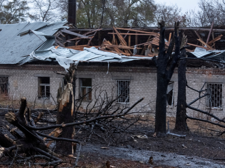 निप्रो शहर में रूसी हमले के बाद एक घर की छत टूट गई।