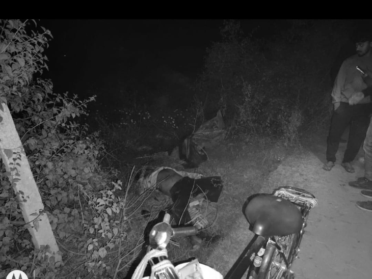 घटनास्थल पर युवक की साइकिल खड़ी मिली। पुलिस और फॉरेंसिक टीम ने मौके से साक्ष्य जुटाए हैं।