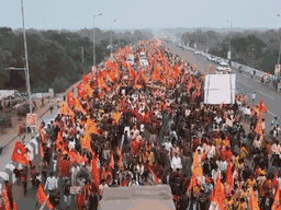 पदयात्रा में शामिल हुए लोगों की भीड़