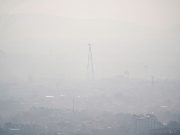 राजस्थान के अजमेर में शनिवार सुबह घना कोहरा छाया रहा। इससे विजिबिलिटी घट गई।