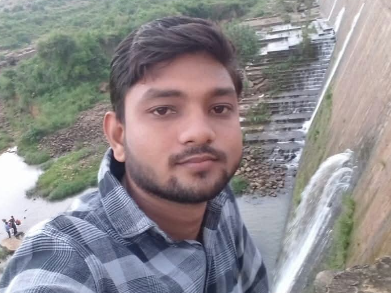 A young man died after being hit by an unknown vehicle in Azamgarh