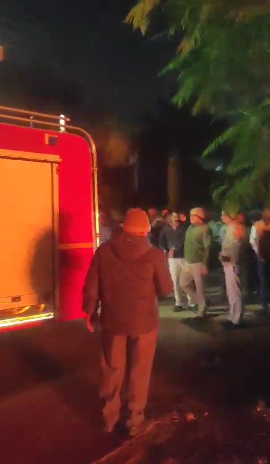 एक घंटे की मशक्कत के बाद दमकलकर्मियों ने बुझाई आग।