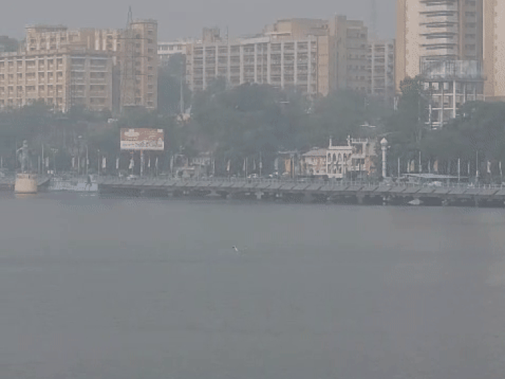 भोपाल में शनिवार सुबह घना कोहरा छाया। यहां न्यूनतम तापमान 15 डिग्री से नीचे रिकॉर्ड किया गया।