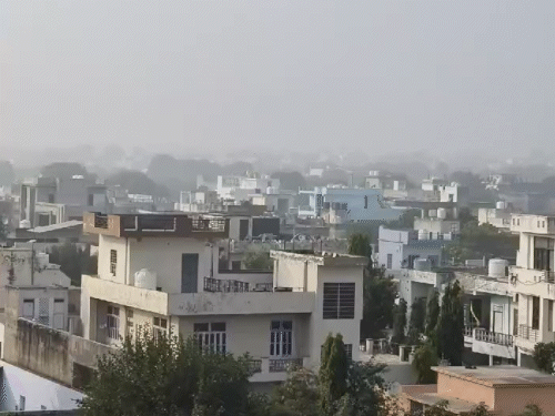 नीमकाथाना में पिछले कई दिनों से सुबह हल्का कोहरा छा रहा है।