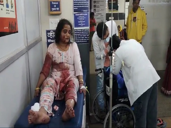 दुर्घटना में घायलों का उपचार करते हुए - Dainik Bhaskar