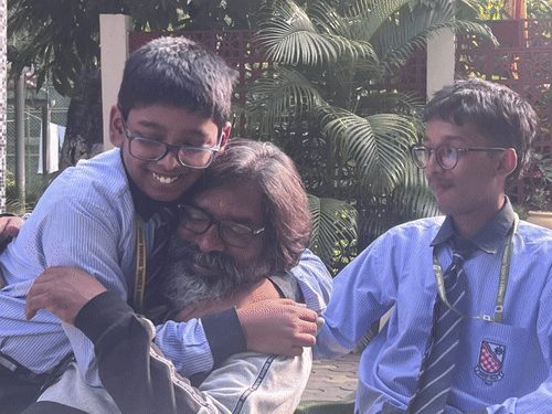 बेटों के साथ झारखंड के मुख्यमंत्री हेमंत सोरेन और जीत का जश्न मनाती पत्नी कल्पना। - Dainik Bhaskar