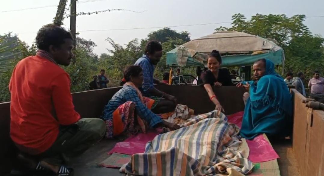 शव के पास बैठे परिजन।