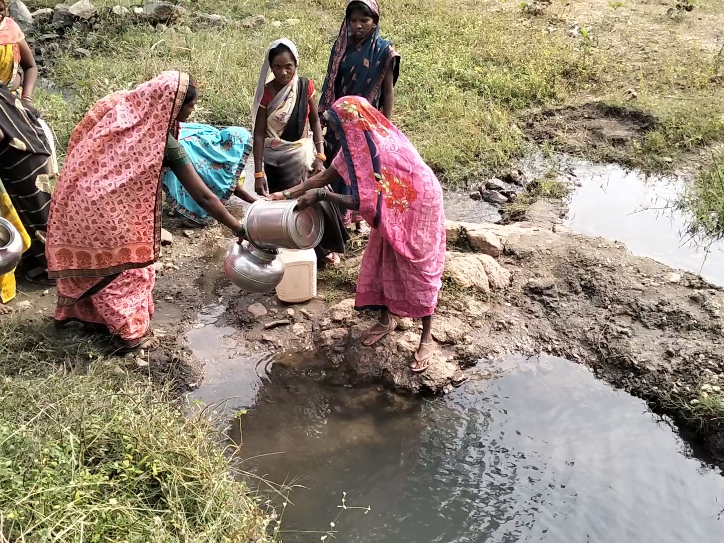 इसी नाले से पानी ले जाती हैं महिलाएं।