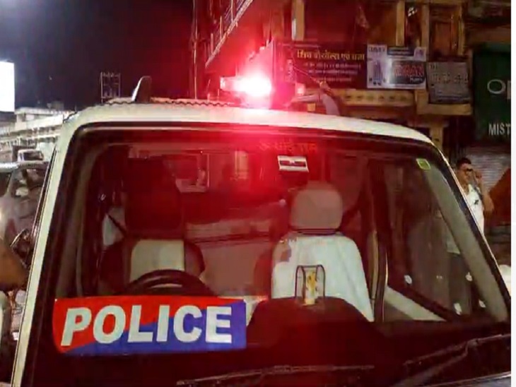 देर रात घटना स्थल पर जांच करने पहुंची पुलिस।