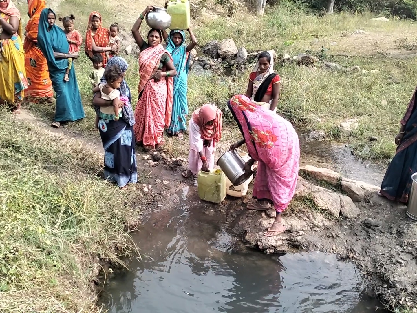 नाले का पानी पीने को मजबूर ग्रामीण।