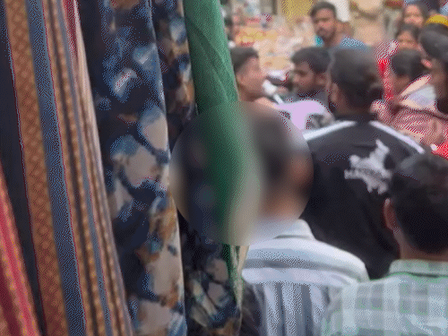 मारपीट के दौरान युवक ने हाथ जोड़कर दुकानदार से माफी मांगी।