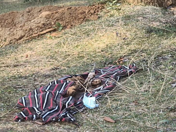 पुलिस ने कब्र खुदवा बरामद किया कंकाल।