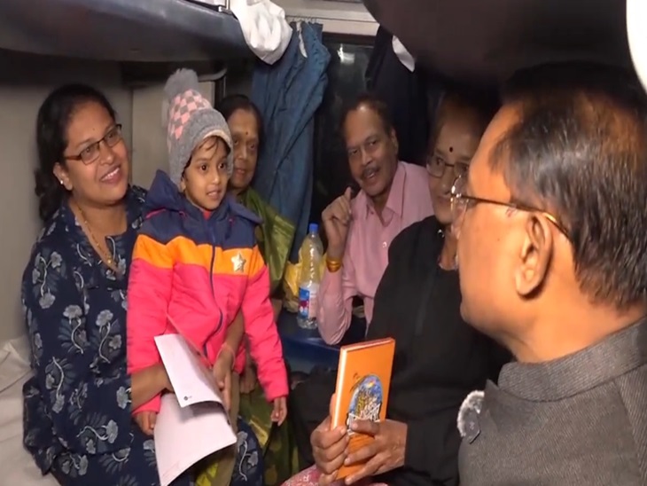 सफर के दौरान यात्रियों से मुख्यमंत्री ने बातचीत की।