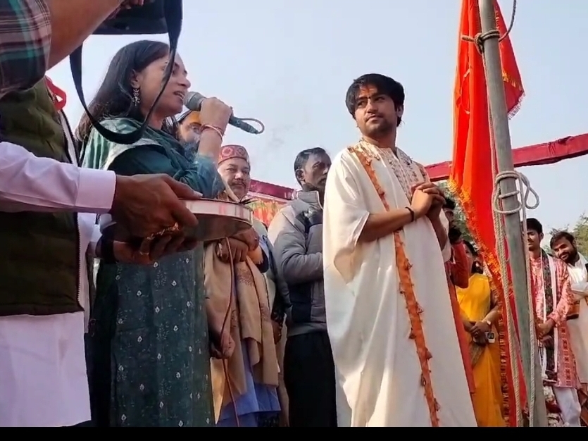 बुंदेली गायिका कविता शर्मा ने आगड़ दम-बागड़ दम की प्रस्तुति दी। महाराज ने भी गीत गया।