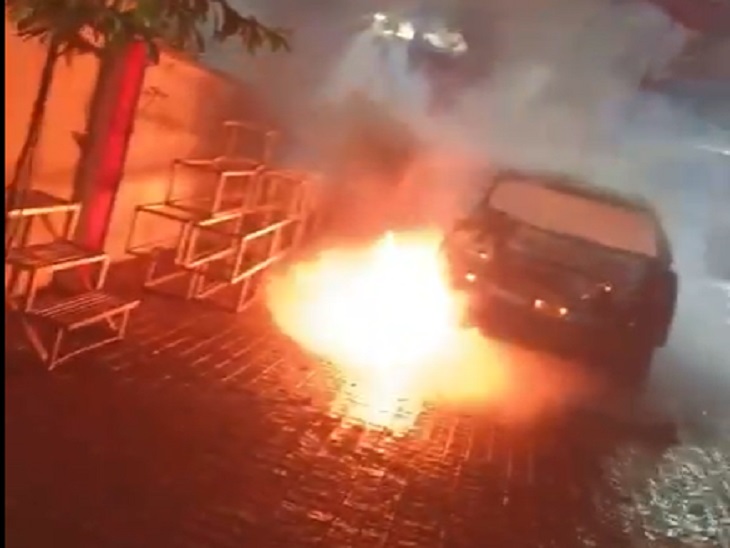 मंदिर के बाहर खड़ी कार में लगी आग - Dainik Bhaskar