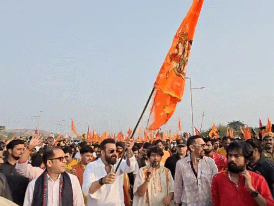 बॉलीवुड अभिनेता संजय दत्त ध्वज लेकर पदयात्रा में करीब दो किमी तक चले।