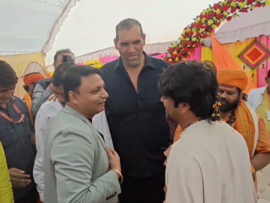 द ग्रेट खली भी पदयात्रा में शामिल होने दिल्ली से अपने दोस्त के साथ पहुंचे।