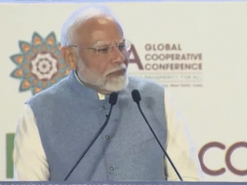 पीएम मोदी ने कहा कि महात्मा गांधी ने खादी और ग्रामोद्योग जैसे क्षेत्रों में नया आंदोलन खड़ा किया। - Dainik Bhaskar